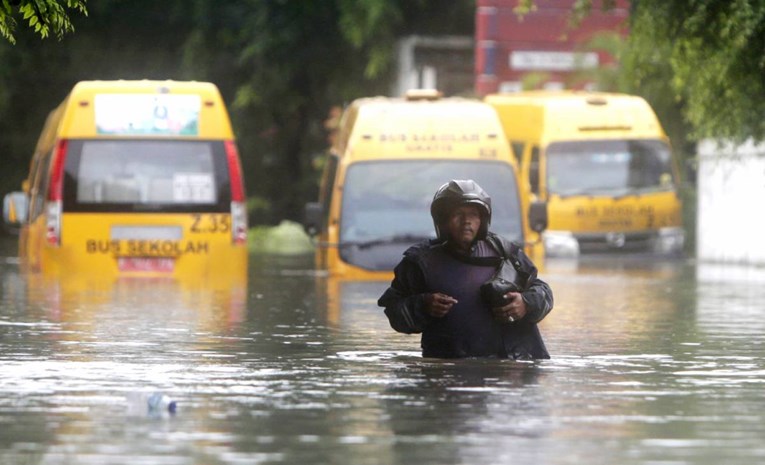 VIDEO Smrtonosne poplave u Džakarti, poginula najmanje 21 osoba